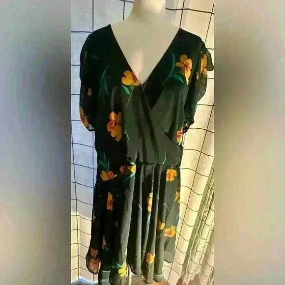 Green floral Mini Dress - Picture 6 of 9